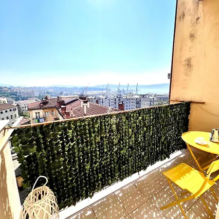 Sea View And Private Parking Apartmán *